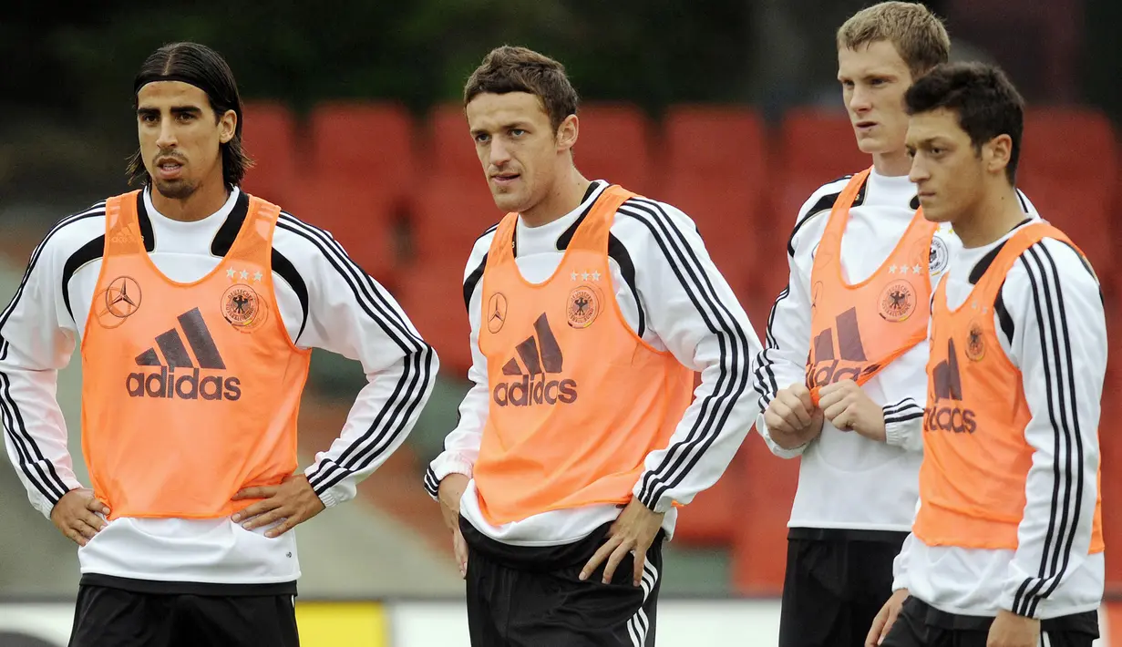 Berkat penampilan apiknya bersama VFB Stuttgart, Sami Khedira dipanggil ke Timnas senior Jerman pada 2009 untuk kualifikasi Piala Dunia 2010. Debutnya terjadi saat menghadapi Afrika Selatan dalam laga uji coba pada 5 September 2009. (AFP/Oliver Lang)
