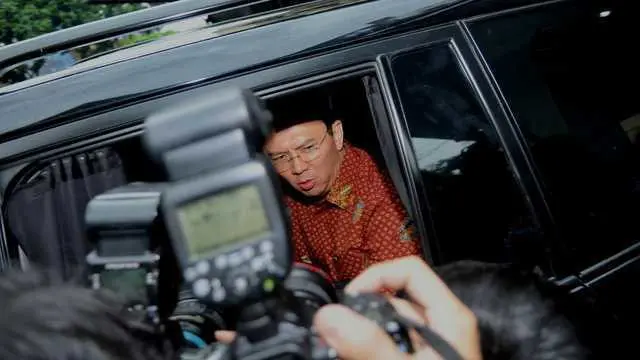 Gubernur DKI Jakarta Basuki Thaja Purnama mensinyalir, ada oknum di Dinas Sosial (Dinsos) yang bermain mata dengan para pengemis. Ahok meminta peran serta masyarakat untuk melaporkan oknum PNS yang meminta setoran. 