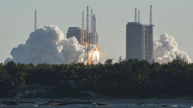 Roket Long March 5B lepas landas dari Pusat Peluncuran Ruang Angkasa Wenchang di Provinsi Hainan, China, Selasa (5/5/2020). China telah menargetkan selesai membangun stasiun luar angkasa yang bisa ditinggali astronot sekitar tahun 2022. (STR/AFP)