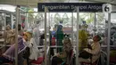 Sejumlah calon penumpang menjalani tes swab PCR di Stasiun Pasar Senen, Jakarta, Jumat (24/12/2021). Layanan ini untuk membantu masyarakat dalam melengkapi persyaratan naik kereta pada masa Natal dan Tahun Baru. (Liputan6.com/Faizal Fanani)