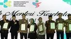 Menkes Terawan Agus Putranto (kedua kiri) bersama peraih Anugerah Menteri Kesehatan 2019 di Jakarta, Selasa (12/11/2019). Penghargaan diberikan kepada yang berjasa dalam pembangunan bidang kesehatan, salah satunya Komisaris Utama Emtek Grup Eddy Sariaatmadja (kedua kanan). (Liputan6.com/Johan Tallo)