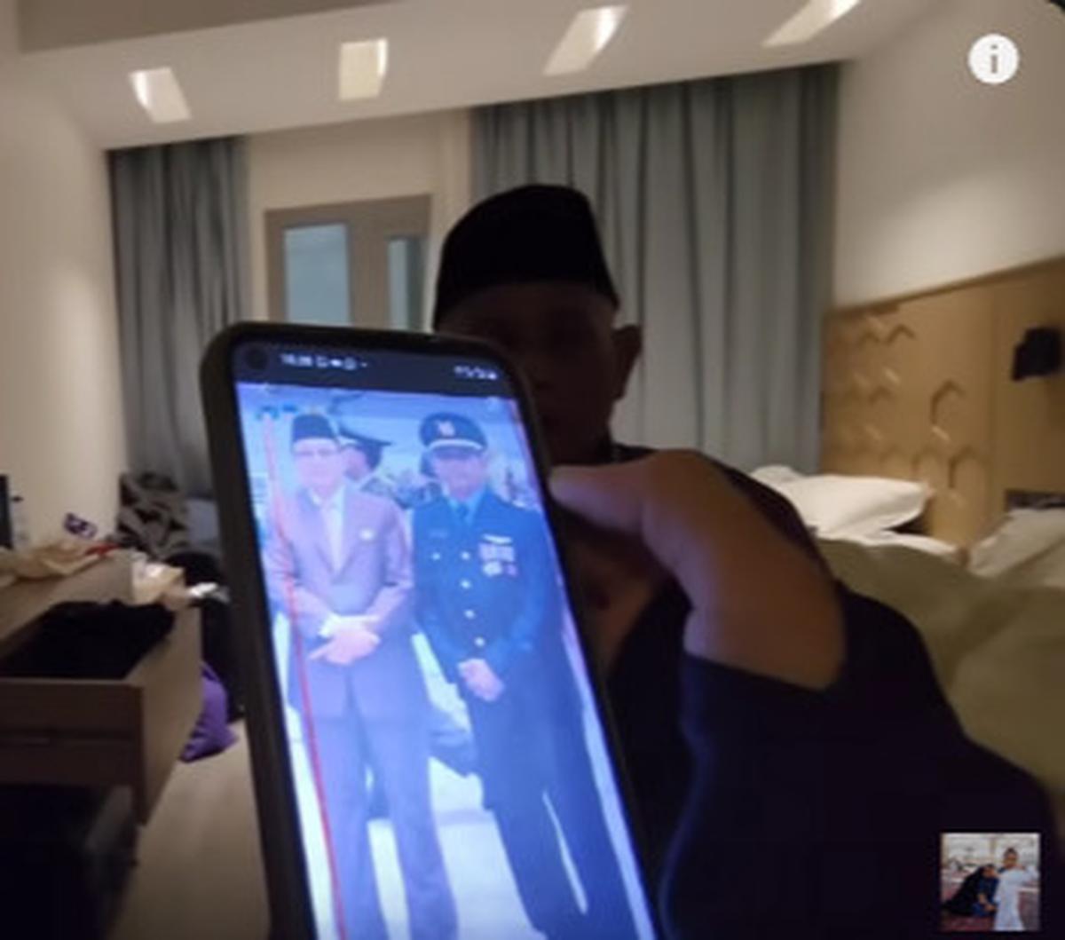 "Ketemu Ibu saya senang sekali, bisa antar sampai sini (hotel)," ungkapnya. <br>