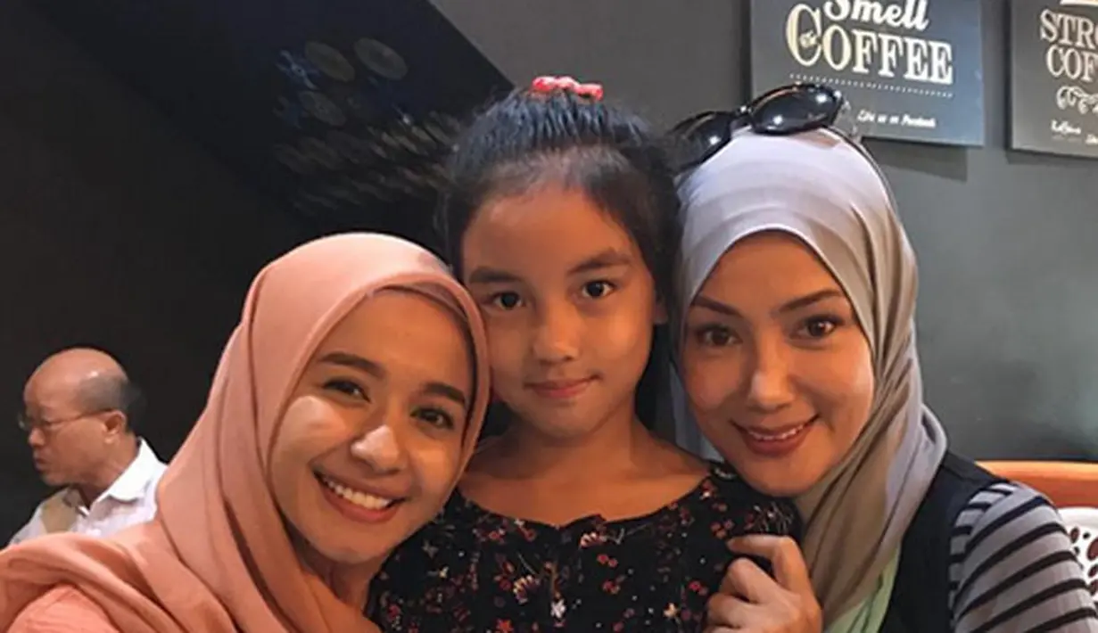 Tidak hanya mengenalkan Engku Aleesya, Engku Emran pun juga mengenalkan Laudya Cynthia Bella pada mantan istrinya, Erra Fazira. Selain ini, ada juga foto-foto kebersamaan mereka sebelum menikah yang diunggah Emran. (Instagram/iamkumbre)