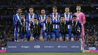 Para pemain Espanyol berpose sebelum laga melawan barcelona di lanjutan La Liga 2024-2025 pada 15 Mei 2025. (AP Photo/Jose Breton)