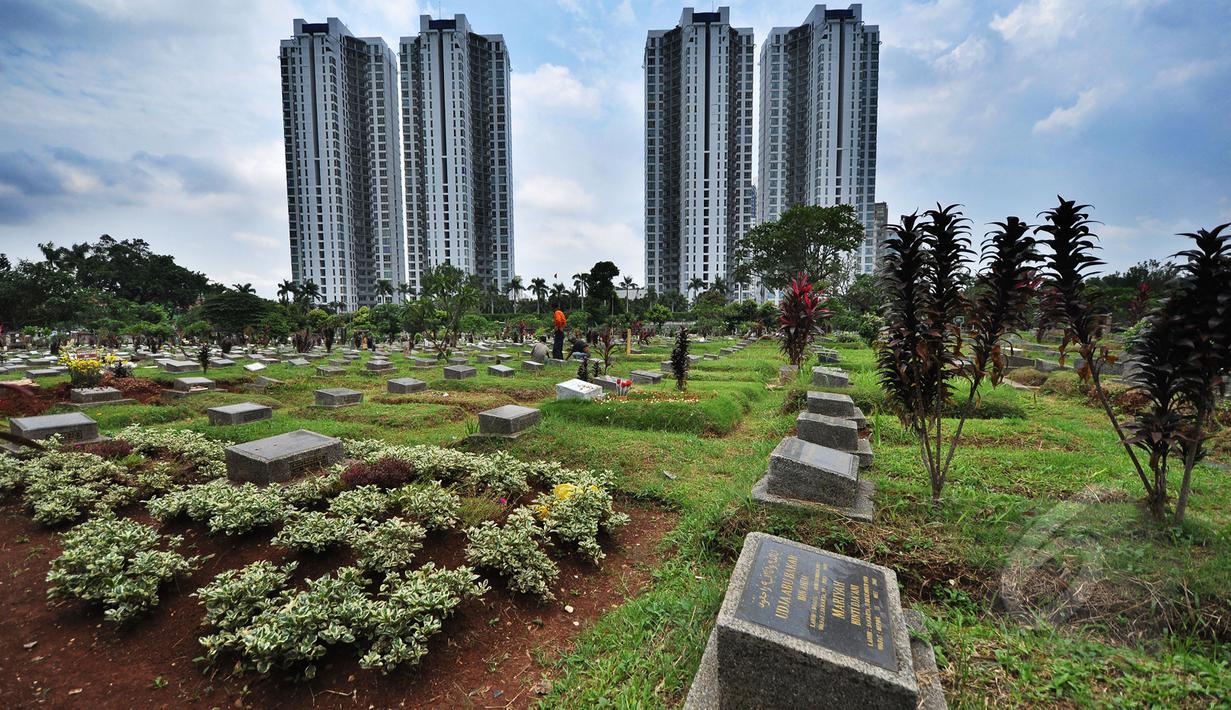Suasana tempat pemakaman umum (TPU) Menteng Pulo, Jakarta, (15/3/2015). Rencananya, tahun ini ribuan makam di Jakarta akan ditata dengan cara plakatisasi guna penambahan ruang terbuka hijau (RTH) sebagai daerah resapan air. (Liputan6.com/Faizal Fanani)