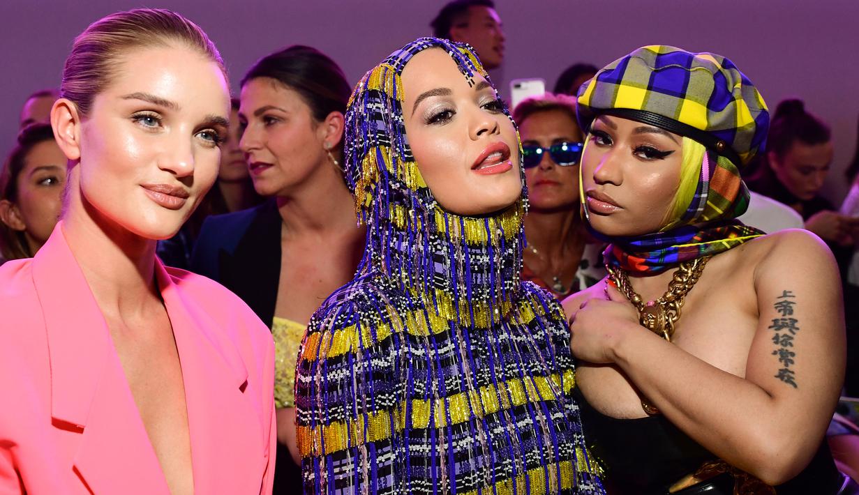 FOTO: Pakai Topi dan Kerudung, Nicki Minaj Tampil Nyentrik ...