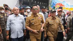 Gubernur Jawa Barat Ridwan Kamil (tengah) bersama Walikota Depok Mohammad Idris sedang meninjau usai meresmikan Jalan Underpass Dewi Sartika di Depok, Jawa Barat, Selasa (17/1/2023). Pembangunan Underpass Dewi Sartika yang menghubungkan Jalan Raya Sawangan dengan Jalan Margonda Raya sepanjang 470 meter itu untuk mengatasi kemacetan di wilayah tersebut.  (Liputan6.com/Herman Zakharia)