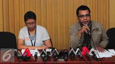 Kabag Pemberitaan dan Publikasi KPK Priharsa Nugraha (kanan) memberikan penjelasan terkait penetapan tersangka baru terkait kasus suap dalam proyek di Kemenpupera tahun anggaran 2016 di Gedung KPK, Jakarta, Rabu (2/3). (Liputan6.com/Helmi Afandi)