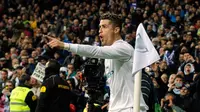 Cristiano Ronaldo melakukan selebrasi usai mencetak ke gawang Girona saat pertandingan La Liga Spanyol di stadion Santiago Bernabeu di Madrid (18/3). Ronaldo menjadi lakon utama Real Madrid dengan mencetak empat gol alias quattrick.(AP Photo / Paul White)