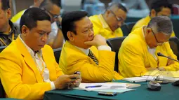 Ketua Partai Golkar versi Munas Ancol, Agung Laksono (kedua kiri) mengikuti sidang Mahkamah Partai, di kantor DPP Partai Golkar, Jakarta, Rabu (25/02/2015). Pengurus Partai Golkar versi Agung Laksono menghadirkan 13 saksi. (Liputan6.com/Andrian M Tunay)
