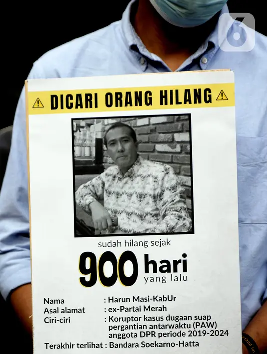 Aktivis dari Indonesia Corruption Watch (ICW) melakukan aksi di depan Gedung Merah Putih Komisi Pemberantasan Korupsi (KPK), Jakarta, Selasa (28/6/2022). ICW mengingatkan KPK untuk serius menangani kasus buronnya tersangka korupsi, Harun Masiku. (Liputan6.com/Helmi Fithriansyah)