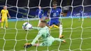 Penyerang Chelsea, Tammy Abraham, mencetak gol ke gawang Barnsley pada laga Piala Liga Inggris di Stadion Stamford Bridge, Kamis (24/9/2020). Chelsea menang dengan skor 6-0. (AP Photo/Neil Hall)