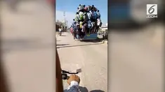 Sopir membiarkan para penumpang yakni mahasiswa berdiri dipintu mobil, bahkan duduk diatas bus. Mereka bergegas untuk mengikuti ujian di  Institut Latihan Perindustrian, Fatehabad, India.