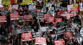 Ratusan pengunjuk rasa berbaris dalam sebuah demonstrasi untuk memperingati 38 tahun "People Power", di Epifanio de los Santos Avenue, Quezon City pada tanggal 25 Februari 2024. (JAM STA ROSA/AFP)