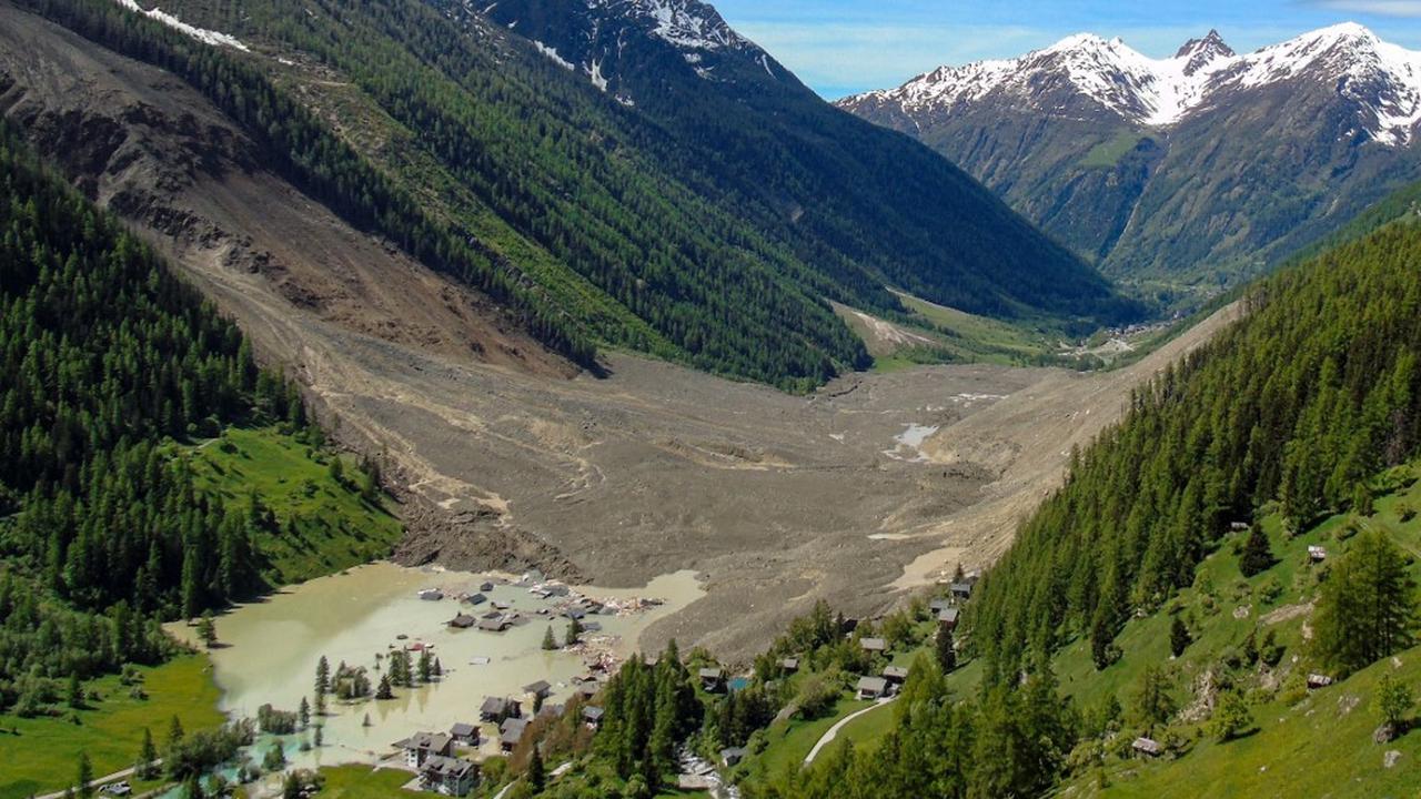 Kondisi desa terindah di Swiss terkubur reruntuhan gletser Pegunungan Alpen