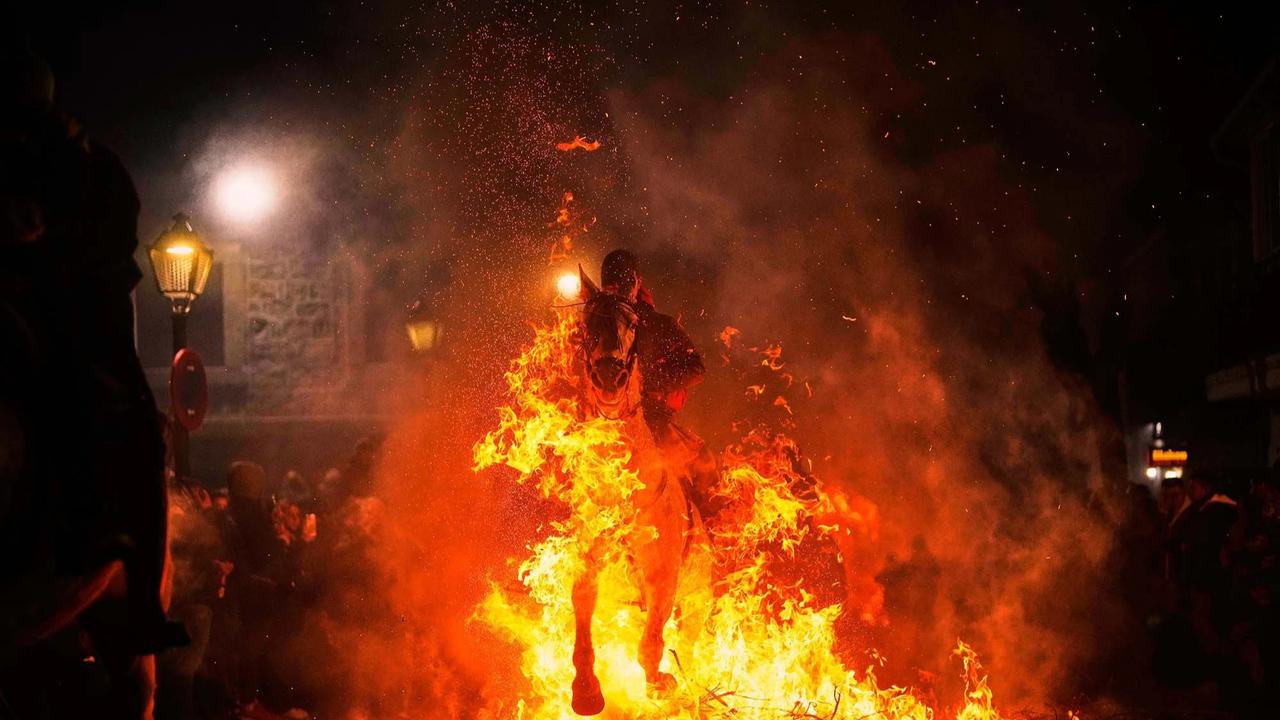 FOTO: Kengerian Ritual Kuda Melompati Api di San Bartolome de Pinares