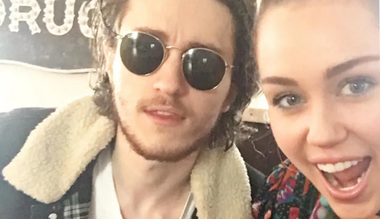 Terlihat dalam foto itu ada orang tua dan para saudara kandungnya, tetapi tak terlihat sosok Liam Hemsworth, kekasih Miley, yang kabarnya tengah memiliki agenda lain di Malibu. (Instagram/mileycyrus)