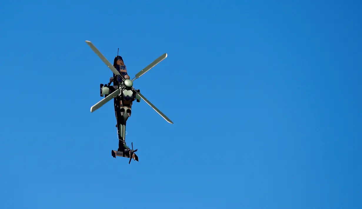 Angkatan Udara Spanyol bermanuver menggunakan Eurocopter EC 665 Tigre di atas Pantai San Lorenzo di Gijon, Spanyol, Minggu (24/7). (REUTERS/Eloy Alonso)