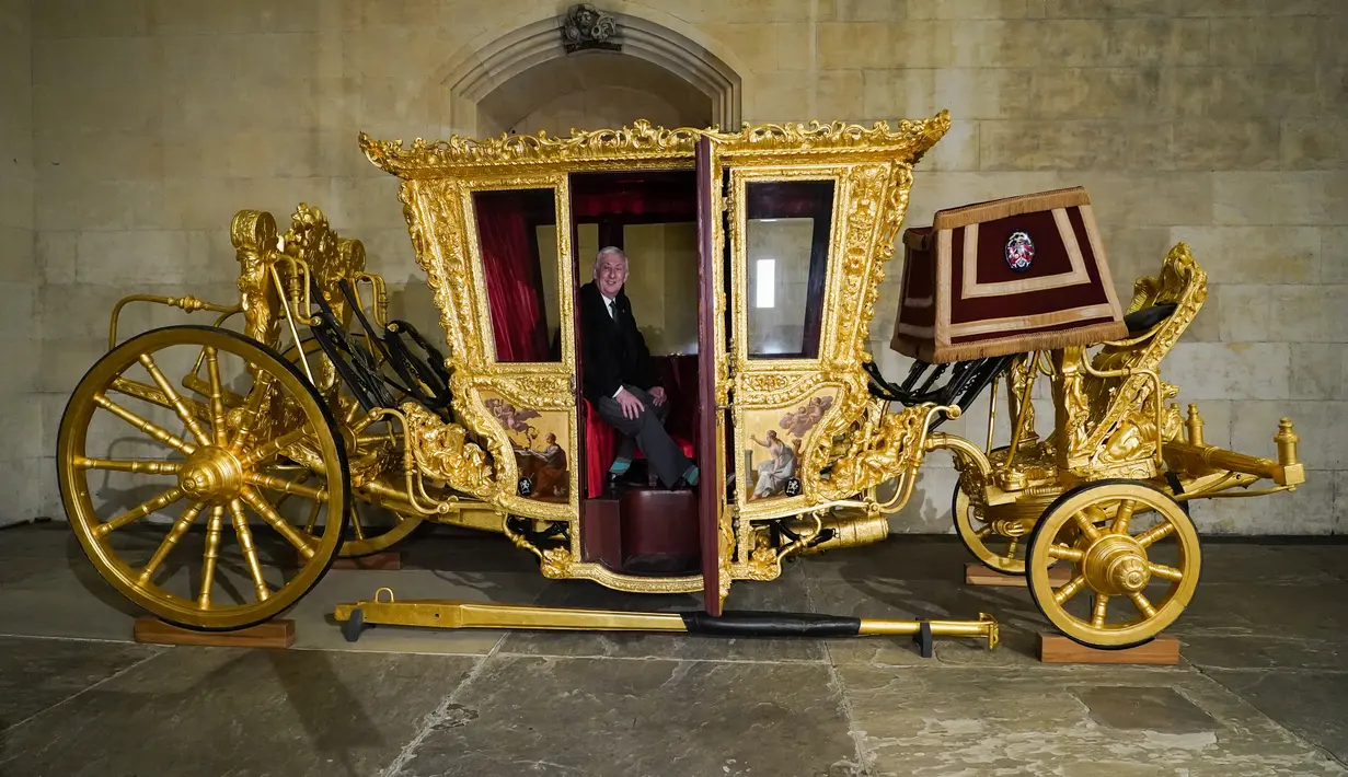 Ketua Dewan Rakyat Inggris, Sir Lindsay Hoyle duduk di dalam Kereta Kencana Negara saat kembali ke Westminster, menjelang penobatan Raja Inggris Charles III, di London, Minggu, 30 April 2023. (AP Photo/Alberto Pezzali)