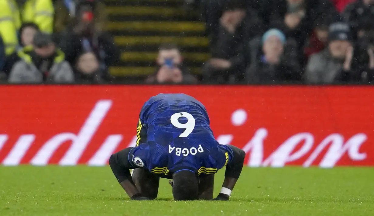 Manchester United sempat memimpin lebih dahulu lewat gol Paul Pogba. Namun, Burnley sukses membuat skor kembali seimbang di awal babak kedua berkat gol Jay Rodriguez. (AP Photo/Jon Super)