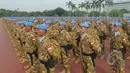 Sejumlah prajurit TNI berbaris mengikuti upacara yang dipimpin oleh Panglima TNI Jenderal TNI Dr. Moeldoko, Jakarta, Rabu (18/2/2015). Sejumlah 800 prajurit TNI siap diberangkatkan ke Darfur  sebagai pasukan perdamaian PBB. (Liputan6.com/Herman Zakharia)