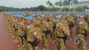 Sejumlah prajurit TNI berbaris mengikuti upacara yang dipimpin oleh Panglima TNI Jenderal TNI Dr. Moeldoko, Jakarta, Rabu (18/2/2015). Sejumlah 800 prajurit TNI siap diberangkatkan ke Darfur  sebagai pasukan perdamaian PBB. (Liputan6.com/Herman Zakharia)