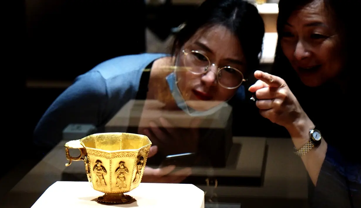 Pengunjung mengamati sebuah benda dalam pameran bertajuk "Era Baoli: Harta Karun dari Koleksi Bangkai Kapal Tang" di Shanghai, China, pada 14 September 2020. Total 248 buah (kelompok) relik budaya dipertunjukkan dalam pameran yang akan berlangsung hingga 10 Januari 2021 itu. (Xinhua/Ren Long)