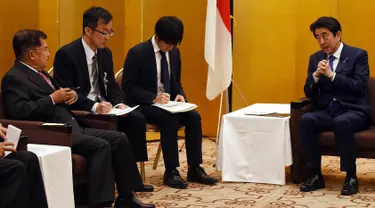 Wakil Presiden Jusuf Kalla (kiri) melakukan pertemuan bilateral dengan Perdana Menteri Jepang Shinzo Abe (kanan) di Tokyo, Jepang, Senin (5/6). Pertemuan itu membahas percepatan realisasi komitmen investasi Jepang ke Indonesia. (Tim Media Wapres)