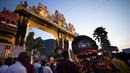 Umat Hindu membawa sesembahan saat Festival Thaipusam di Batu Caves, Kuala Lumpur, Malaysia, Sabtu (8/2/2020). Acara tahunan ini digelar untuk menghormati Dewa Murugan, mencari berkah, memenuhi sumpah, dan mengucapkan terima kasih. (AP Photo/Vincent Thian)