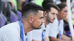 Pelatih Persita Tangerang, Carlos Pena, tampak lesu setelah anak asuhnya takluk dari Persebaya dalam laga pekan kedua BRI Super League 2025/2026 di Indomilk Arena, Tangerang, Sabtu (16/8/2025) sore WIB. (Bola.com/Abdul Aziz)