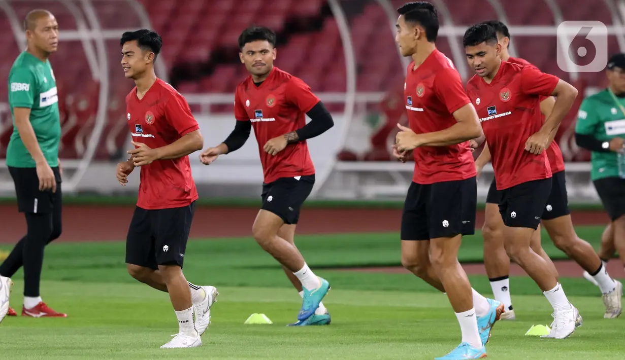 Pemain Timnas Indonesia melakukan sesi latihan resmi jelang laga FIFA Matchday melawan Argentina di Stadion Utama Gelora Bung Karno, Jakarta, Minggu (18/6/2023).(Liputan6.com/Helmi Fithriansyah)