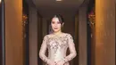 Kebaya bewarna krem dengan detail kerah sabrina dan payet manik manik yang senada dengan warna batik ini sangat anggun ketika dipakai pada acara formal. (instagram/prillylatuconsina96)