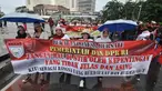 Puluhan orang menggelar aksi damai 'Save Polri' di kawasan Bundaran HI, Jakarta, Minggu (8/2/2015). (Liputan6.com/Faizal Fanani)