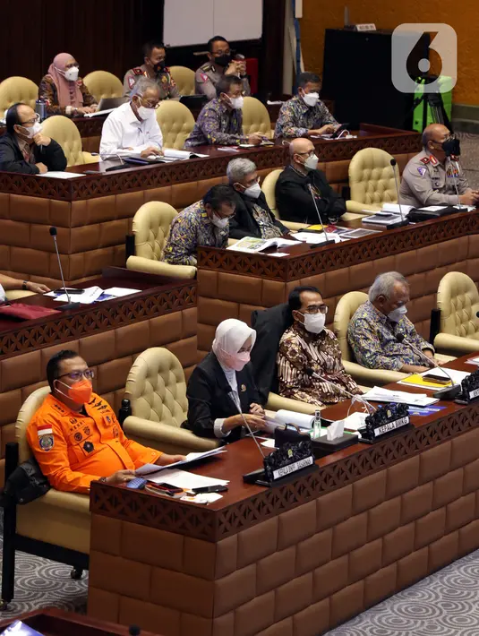 Menteri PUPR Basoeki Hadimoeljono (kanan), Menhub Budi Karya Sumadi (kedua kanan), Kepala BMKG Dwikorita Karnawati (kedua kiri), Kepala Basarnas RI Marsekal Madya TNI Henri Alfiandi rapat dengar pendapat dengan Komisi V DPR di Kompleks Parlemen, Jakarta, Rabu (6/4/2022). (Liputan6.com/Angga Yuniar)