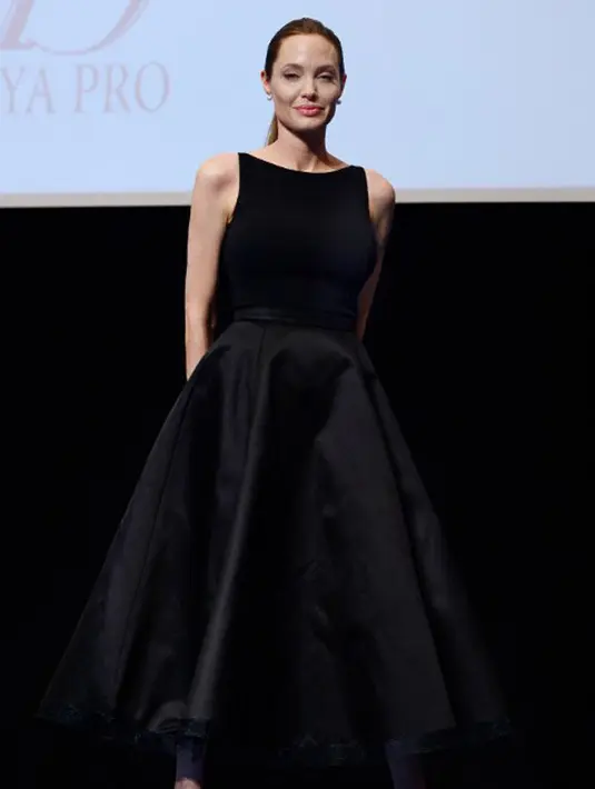 Jolie tak hanya sekedar melarang bertemu, namun juga ia melarang anak-anak menggunakan telepon genggam tanpa pengawasan darinya. Hal ini dikabarkan, Jolie khawatir anak-anak menghubungi Pitt. (AFP/Bintang.com)