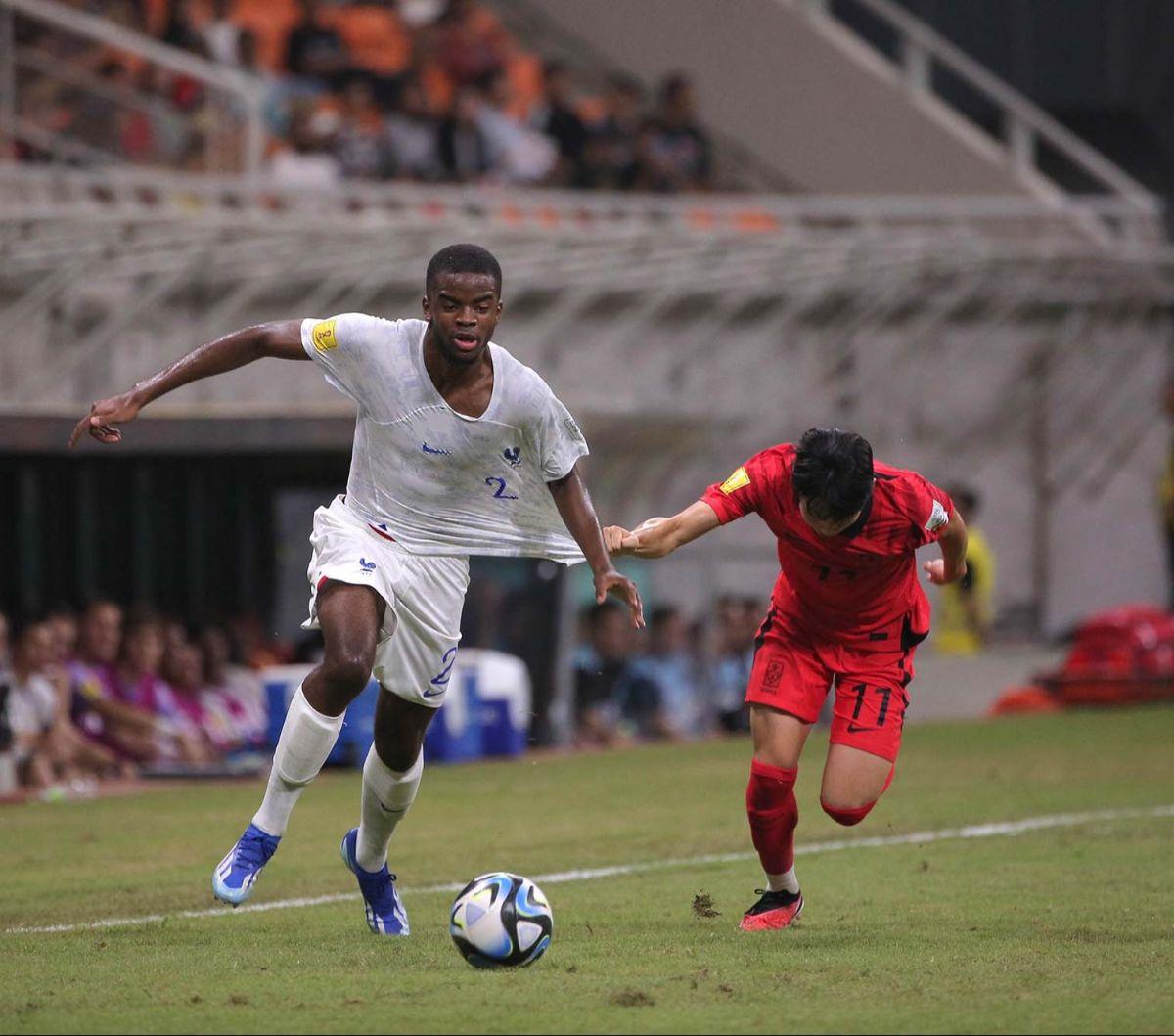 Timnas Prancis U-17 berhasil mengamankan tiket ke 16 besar Piala Dunia U-17 2023 setelah mengalahkan Korea Selatan dengan skor tipis 1-0. Prancis menang dalam duel pada matchday kedua Grup E di Jakarta International Stadium (JIS), Rabu (15/11/2023) malam