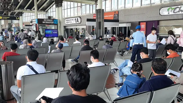 Para pekerja di lingkungan Bandara Soetta, yang memiliki anak usia 12 sampai 17 tahun atau usia yang diperbolehkan vaksinasi, bisa datang ke Terminal 1.