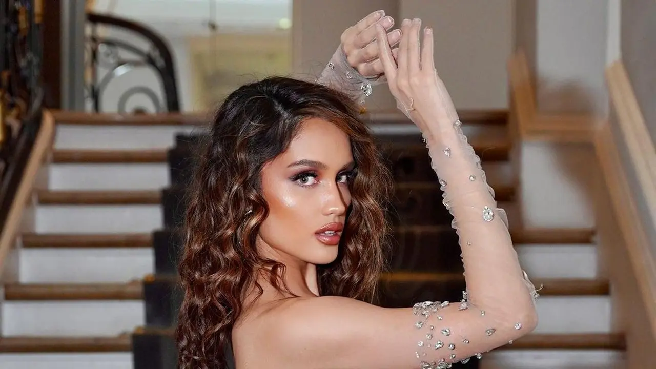 8 Adu Gaya Glamor Cinta Laura, Enzy Storia dan Tasya Farasya saat L'Oreal Gala Dinner di Paris