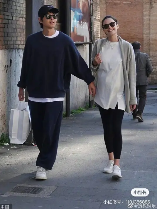 Di sampingnya tampak Katy dengan baby bump yang mulai terlihat mengenakan kaus, cardigan dan legging panjang.