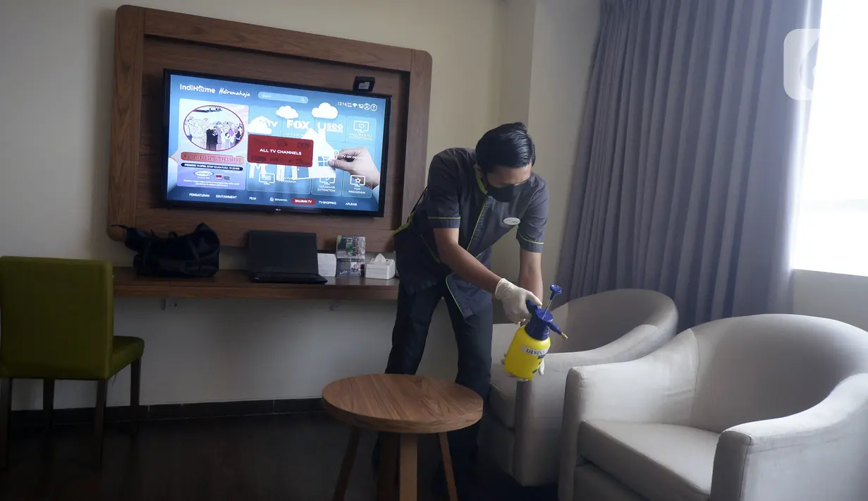 Pegawai melakukan penyemprotan disinfektan di kamar Hotel Grand Whiz Poins Simatupang, Jakarta, Kamis (16/4/2020). Di tengah pandemi virus corona COVID-19, hotel ini menyediakan paket isolasi mandiri selama 14 hari dengan harga Rp 6.500.000. (merdeka.com/Dwi Narwoko)