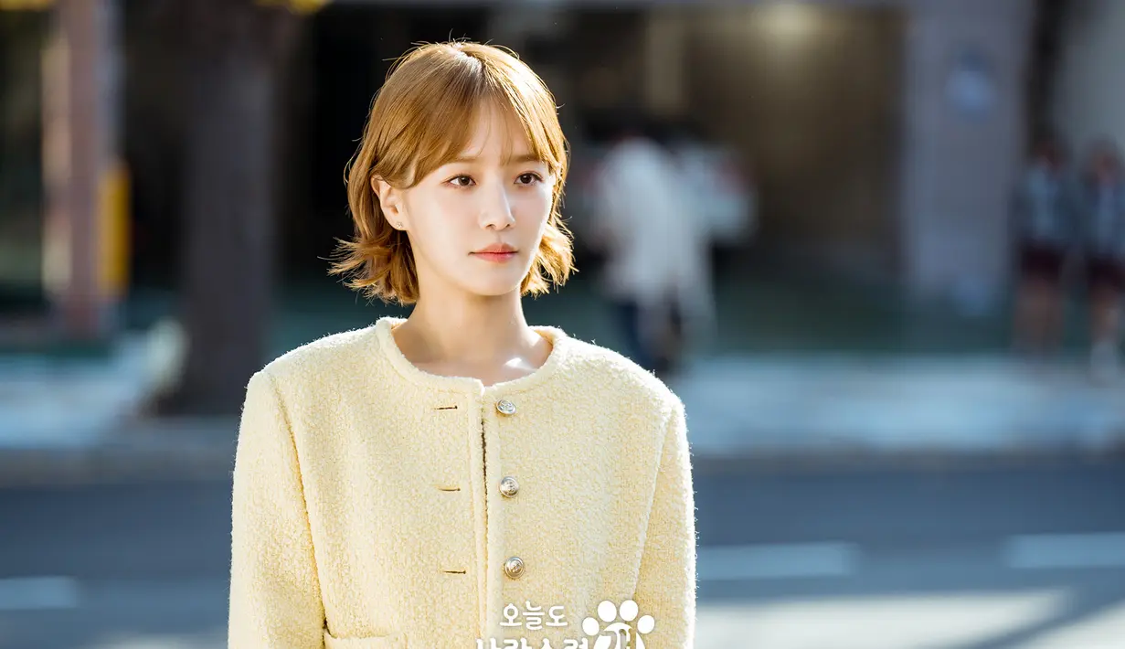 Di foto lainnya, dia menatap seseorang dengan ekspresi sedikit mengeras sehingga membuat pemirsa penasaran tentang apa yang mungkin terjadi pada Han Hae Na yang ceria. (Foto: MBC via Soompi)