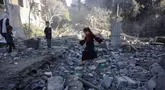 Seorang anak perempuan berjalan di atas puing-puing saat warga Palestina memeriksa lokasi serangan Israel semalam, di Jabalia, Jalur Gaza tengah, pada 30 Mei 2025. (Bashar TALEB/AFP)