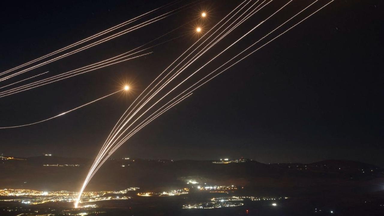 Sistem perahanan udara milik Israel, Iron Dome menangkal serangan roket yang ditembakkan dari Lebanon di wilayah Galilea Atas, bagian utara Israel, pada Minggu (4/8/2024) dini hari waktu setempat. Situasi di perbatasan Israel dan Lebanon semakin memanas. 