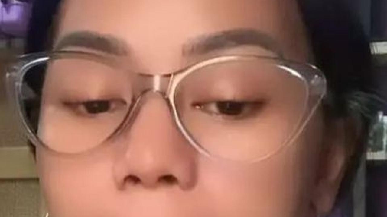 Ada juga tato ular yang desainnya tuai banyak pujian.<br>