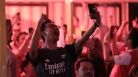 Selebrasi komunitas Arsenal Indonesia saat tim kesayangannya menjebol gawang Liverpool dalam acara Roaring Night pertandingan Premier League 2023/2024 antara Liverpool melawan Arsenal yang berlangsung di Pitch 98, Kemang, Jakarta, Minggu (24/12/2023) dini hari. (Bola.com/Ikhwan Yanuar)
