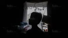 Siluet dari Ilham Lestaluhu, salah satu pesepak bola berbakat dari Kampung Tulehu, sebuah negeri yang banyak melahirkan pesepak bola nasional. (Bola.com/Vitalis Yogi Trisna)