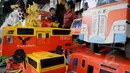 Sejumlah mainan kayu di jual di kios mainan kayu di kawasan Kalibata, Jakarta (27/5/2015). Produksi mainan lokal dan tradisional diharapkan mampu bertahan, mengingat pasar bebas Asean yang dimulai Januari 2016 mendatang. (Liputan6.com/Johan Tallo)