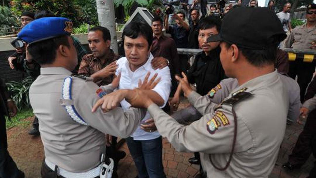 Ricuh saat pemeriksaan istri Anas