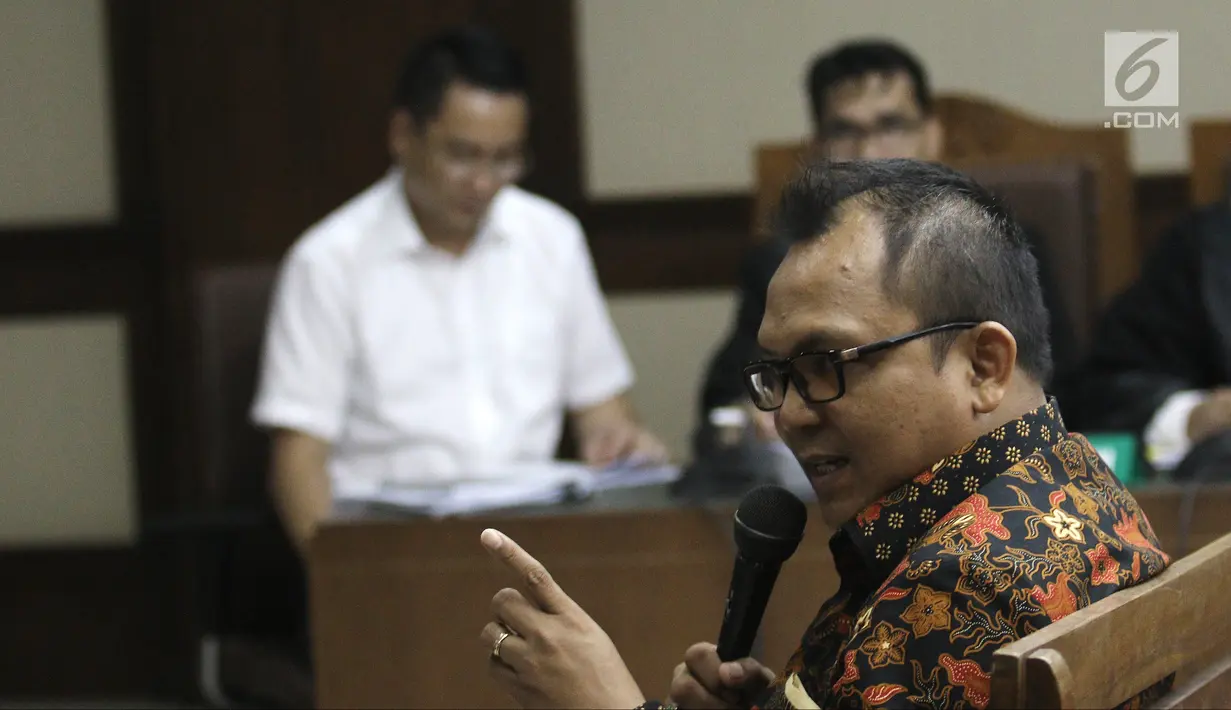 Sekretaris DPD Golkar Basri Baco bersaksi untuk terdakwa mantan anggota Komisi I DPR Fayakhun Andriadi dalam sidang dugaan suap Bakamla di Pengadilan Tipikor, Jakarta, Rabu (12/9). (Liputan6.com/Herman Zakharia)