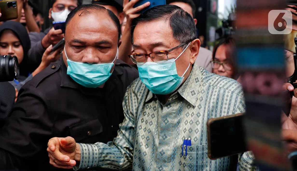 Soedomo diperiksa terkait aliran uang di gratifikasi Saiful Ilah. Penyidik mencecar perihal uang asing yang diterima oleh Saiful. (Liputan6.com/Angga Yuniar)
